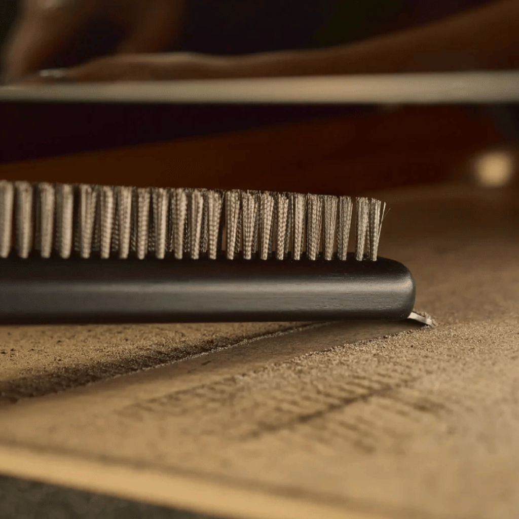 Short brush for pizza oven