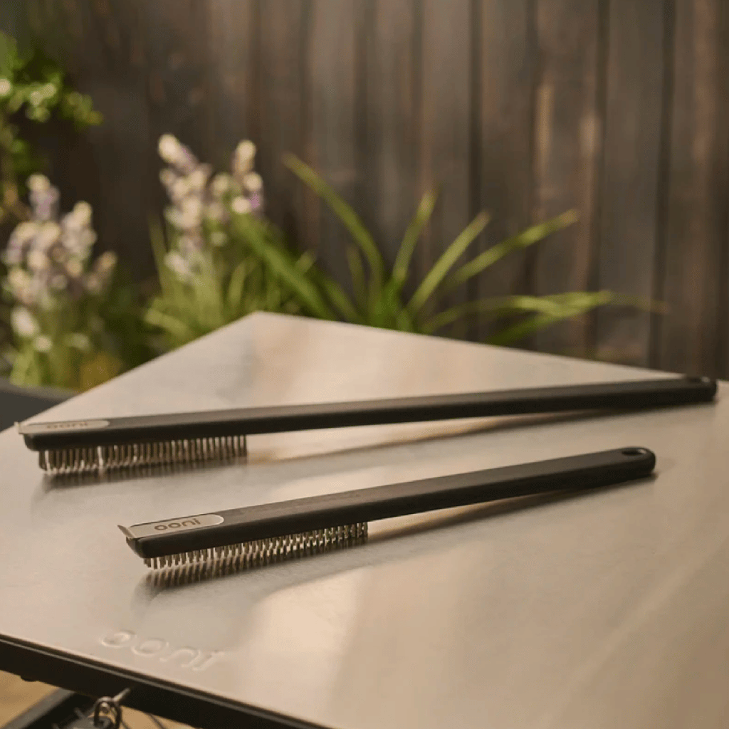 Short brush for pizza oven
